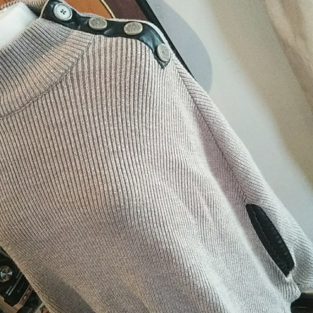 Poncho - Picture 3 of 3